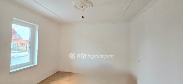 Eladó családi ház, Mikepércsen 114.9 M Ft, 2 szobás