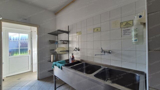 Kiadó üzlethelyiség, Győrött, Külső Bácsai úton, 8 szobás