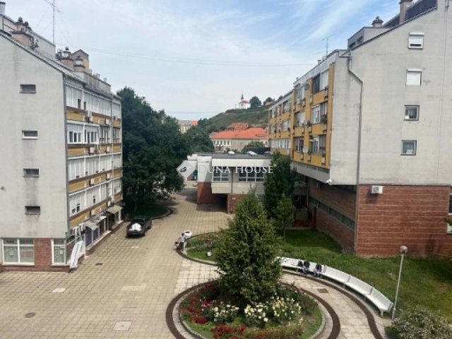 Eladó téglalakás, Esztergomban, Lőrinc utcában 65 M Ft