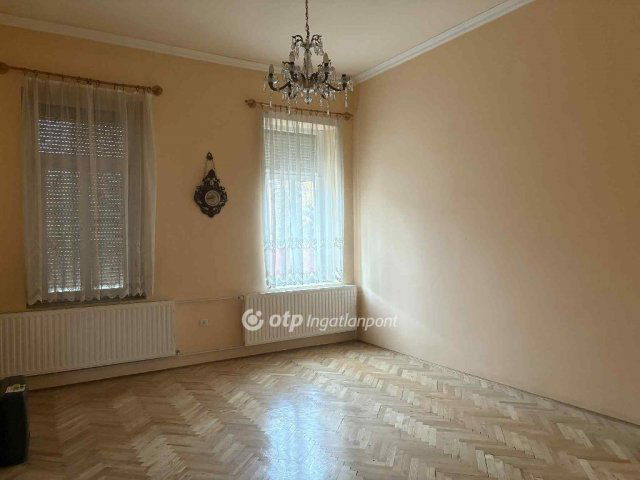 Eladó családi ház, Pápán 45 M Ft, 4 szobás