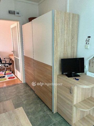 Eladó panellakás, Pécsett 49.9 M Ft, 2 szobás