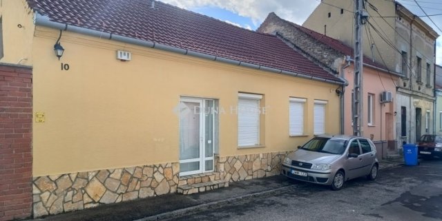 Eladó családi ház, Pécsett 74 M Ft, 3 szobás