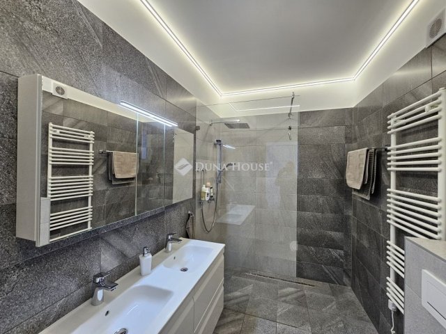 Eladó ikerház, Balatonfüreden 269 M Ft, 5 szobás