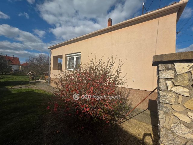 Eladó családi ház, Pápán 52 M Ft, 2 szobás