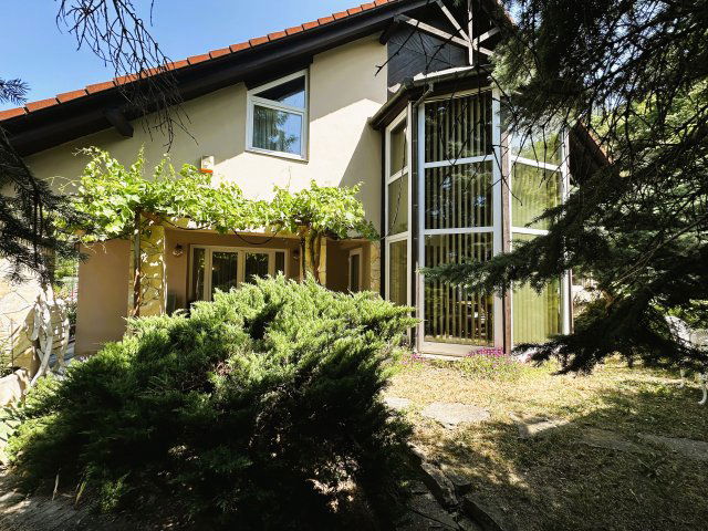 Eladó családi ház, Pécsett 128 M Ft, 5 szobás