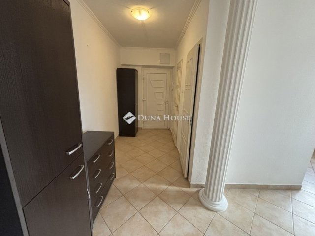 Eladó panellakás, Kecskeméten 52.9 M Ft, 3 szobás