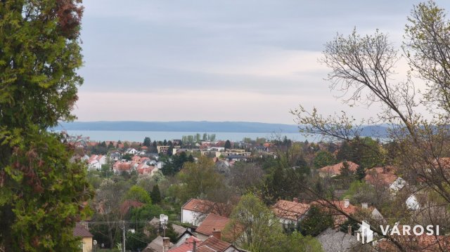 Eladó családi ház, Balatonfüreden 159.9 M Ft, 10 szobás