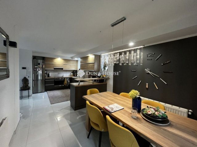 Eladó családi ház, Balatonalmádiban 252 M Ft, 5 szobás