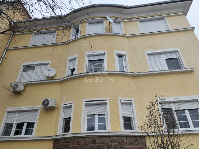 Eladó téglalakás, Pétfürdőn 64.9 M Ft, 4+1 szobás