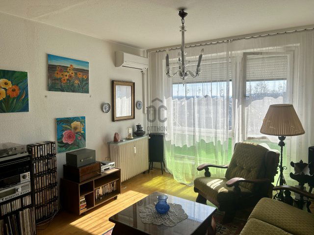 Eladó panellakás, Pécsett 59.9 M Ft, 3 szobás