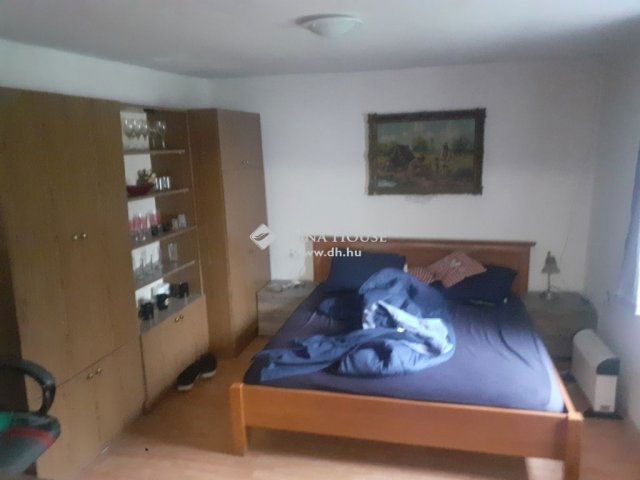 Eladó téglalakás, Pécsett 24 M Ft, 1 szobás
