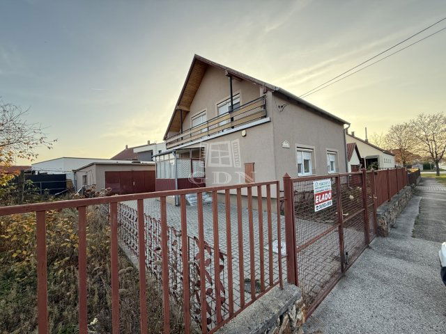 Eladó családi ház, Székesfehérvárott 85 M Ft, 5 szobás