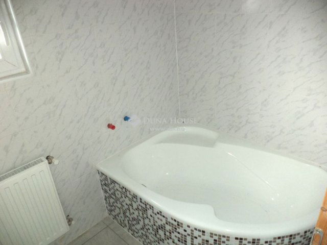 Eladó családi ház, Kápolnásnyéken 59.9 M Ft, 1+1 szobás