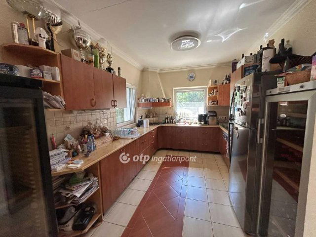 Eladó családi ház, Szigetszentmiklóson 291 M Ft, 7 szobás