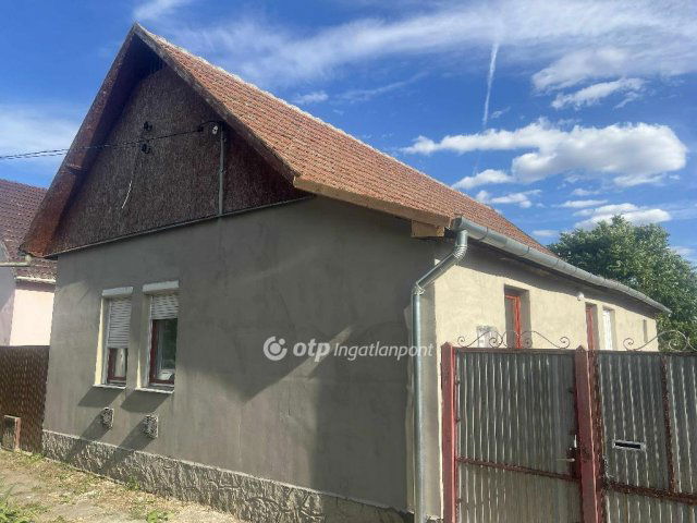 Eladó családi ház, Újszászon 24.9 M Ft, 2 szobás