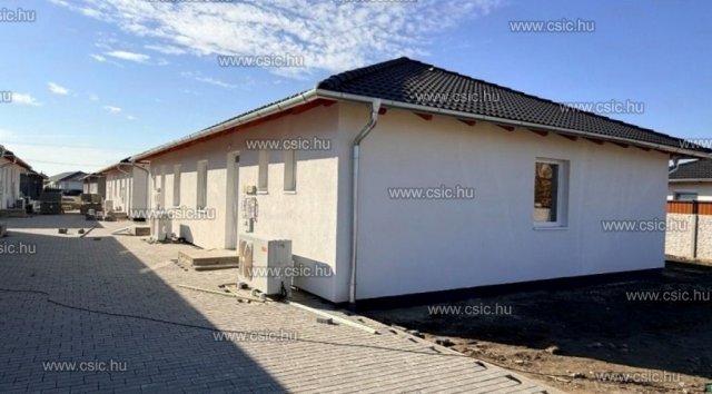 Eladó sorház, Kiskunlacházán 65 M Ft, 4 szobás