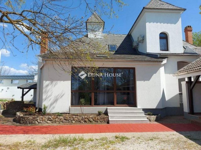 Eladó családi ház, Fülöpszálláson 300 M Ft, 19 szobás