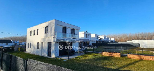 Eladó sorház, Ajkán 88.179 M Ft, 1+3 szobás