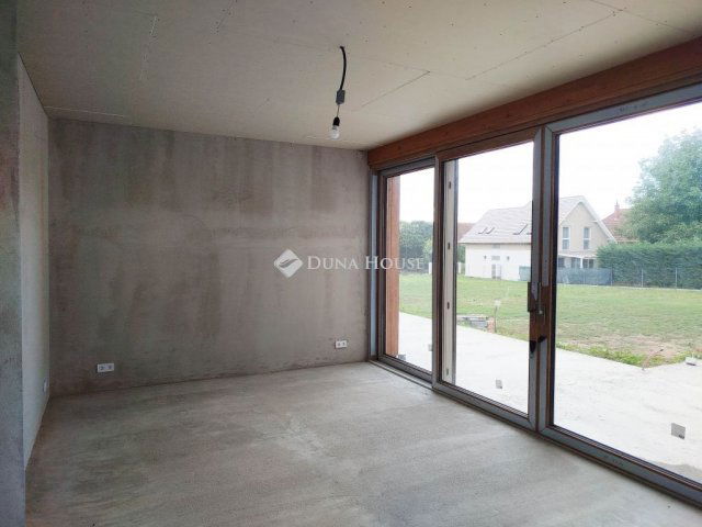 Eladó családi ház, Sukorón 269 M Ft, 7 szobás