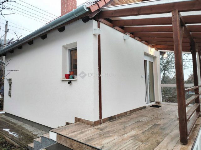 Eladó nyaraló, Csókakőn, Hegyalja utcában 55.9 M Ft, 1 szobás