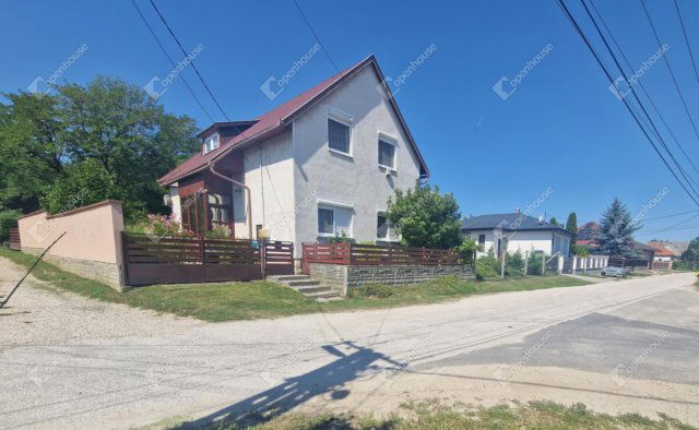 Eladó családi ház, Ászáron 64.9 M Ft, 5 szobás