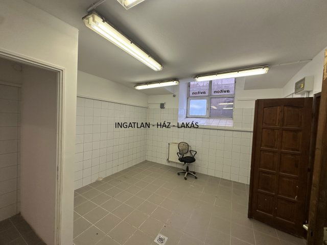 Eladó üzlethelyiség, Budapesten, XI. kerületben, Dombóvári úton