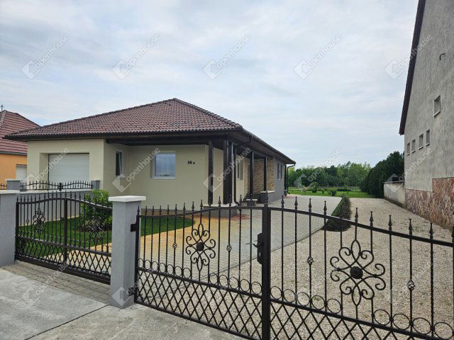 Eladó családi ház, Mezőörsön 119 M Ft, 2 szobás