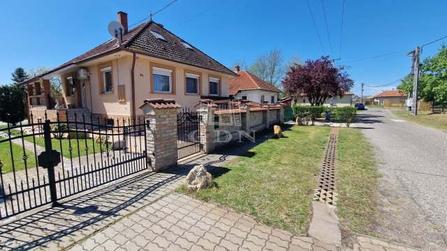 Eladó családi ház, Tiszakécskén 128 M Ft, 5+1 szobás
