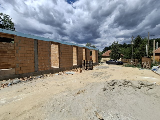 Eladó ikerház, Mendén, Bajcsy-Zsilinszky utcában 83.3 M Ft