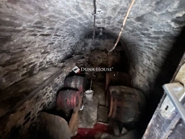 Eladó családi ház, Pécsett 42 M Ft, 4 szobás