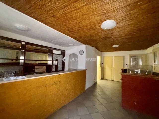 Eladó üzlethelyiség, Esztergomban 58.5 M Ft