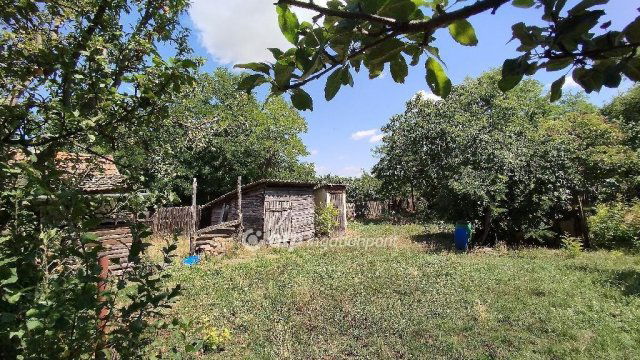 Eladó családi ház, Alattyánban 9.5 M Ft, 2 szobás