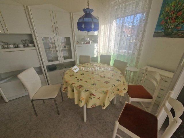 Eladó panellakás, Pécsett 59.9 M Ft, 3 szobás