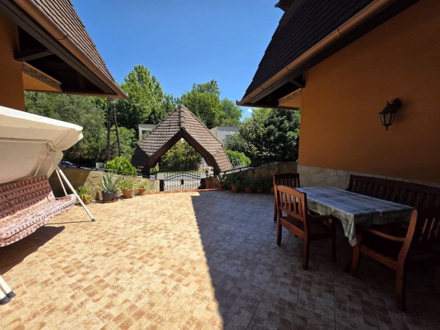 Eladó családi ház, Balatonlelleén 399.9 M Ft, 12 szobás
