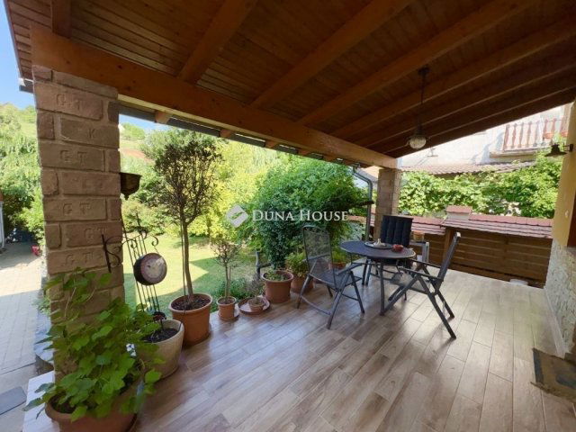 Eladó családi ház, Pécsett 211 M Ft, 10 szobás