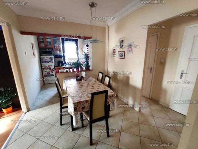 Eladó panellakás, Budapesten, III. kerületben, Római úton