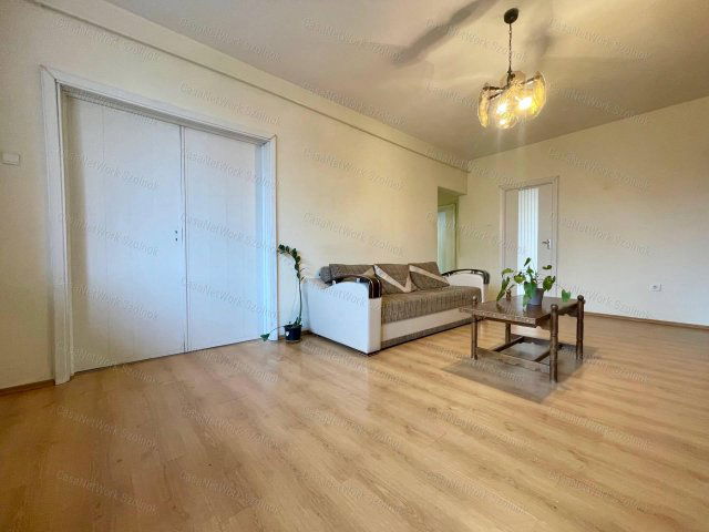 Eladó téglalakás, Szolnokon 45 M Ft, 3 szobás