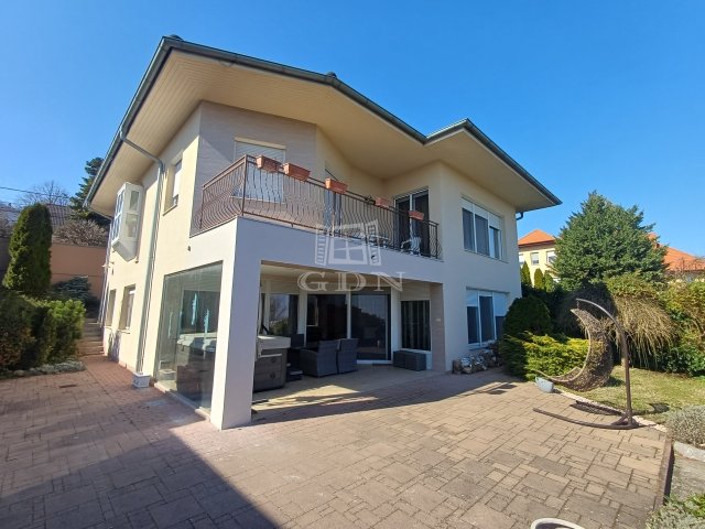 Eladó családi ház, Szekszárdon 185 M Ft, 4 szobás