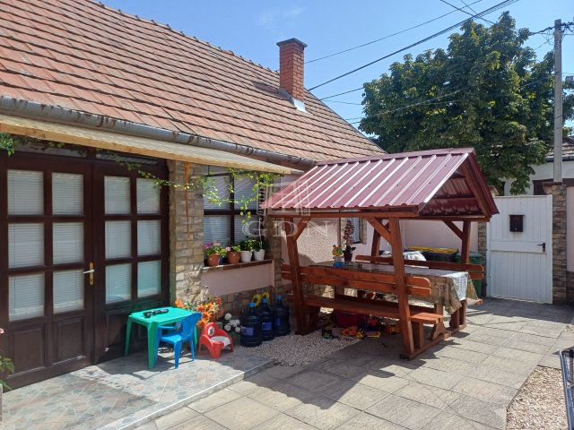 Eladó családi ház, Baján 35 M Ft, 2 szobás