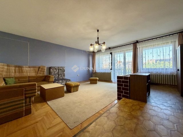Eladó téglalakás, Balatonalmádiban 93.9 M Ft, 6 szobás