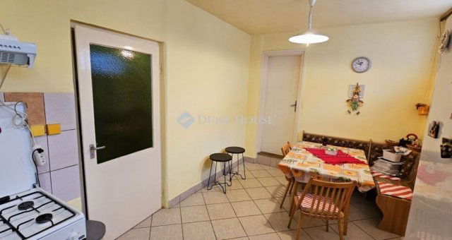 Eladó családi ház, Pécsett 65 M Ft, 3 szobás