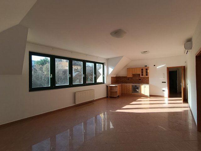 Eladó téglalakás, Veszprémben 119 M Ft, 4 szobás