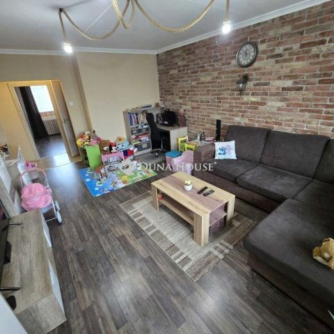 Eladó panellakás, Kecskeméten 66.9 M Ft, 3 szobás