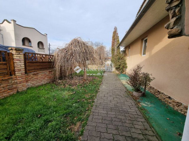 Eladó családi ház, Tökölön 105 M Ft, 7 szobás