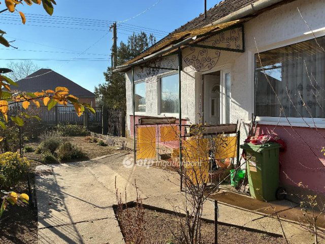 Eladó családi ház, Magyon 7 M Ft, 2 szobás