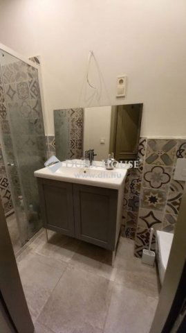 Eladó családi ház, Pécsett 120 M Ft, 6 szobás