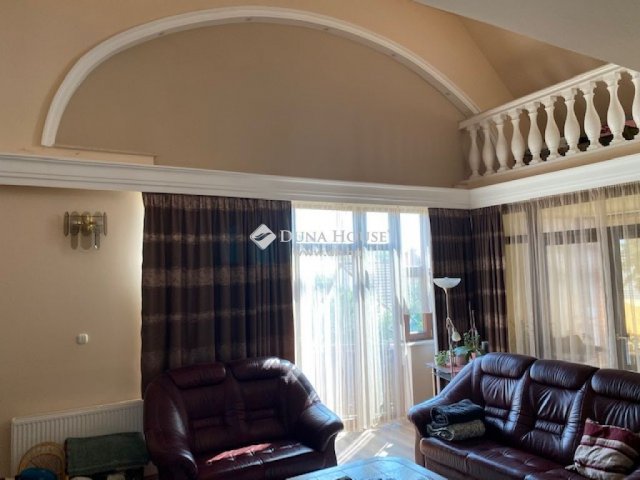 Eladó családi ház, Pécsett 385 M Ft, 6 szobás