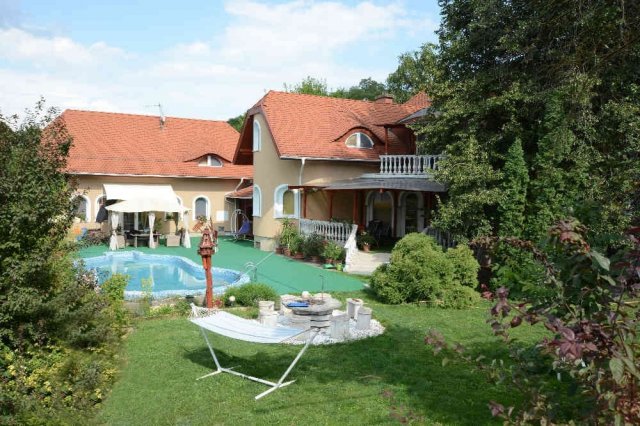 Eladó családi ház, Debrecenben 550 M Ft, 9 szobás