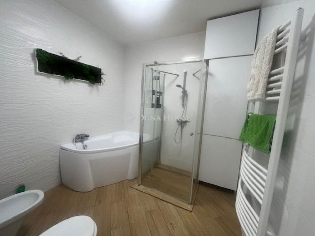 Eladó téglalakás, Pécsett 122 M Ft, 4 szobás