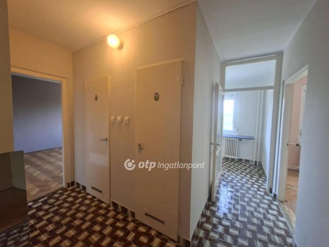 Eladó panellakás, Százhalombattán 69.9 M Ft, 3 szobás